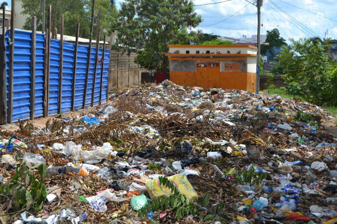 Grandes montes de lixo já servem de moradia de algumas famílias