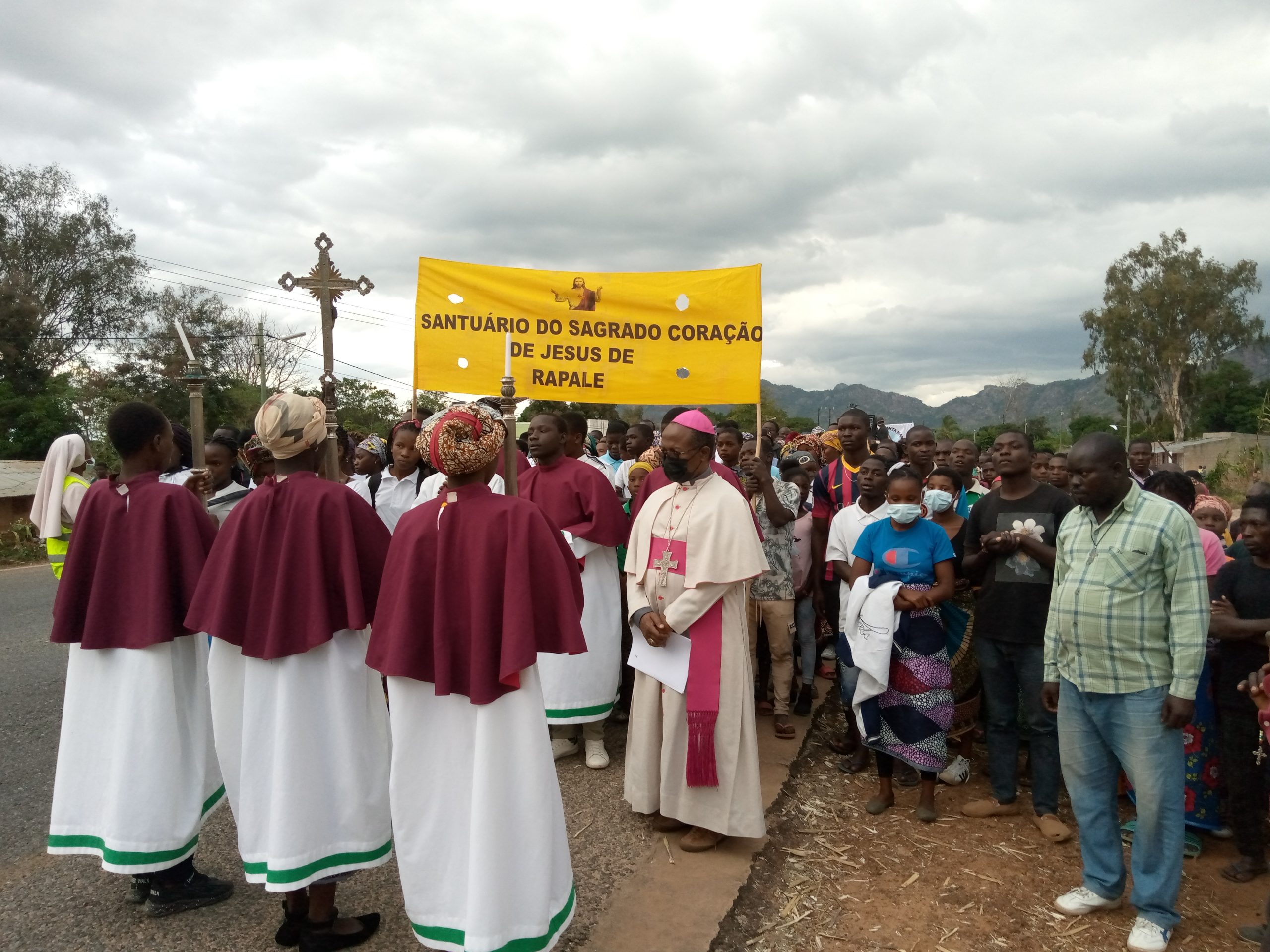 Um mar de gente fiel católica acorreu, no último final-de-semana, à primeira peregrinação ao Santuário do Sagrado Coração de Jesus de Rapale, em Nampula