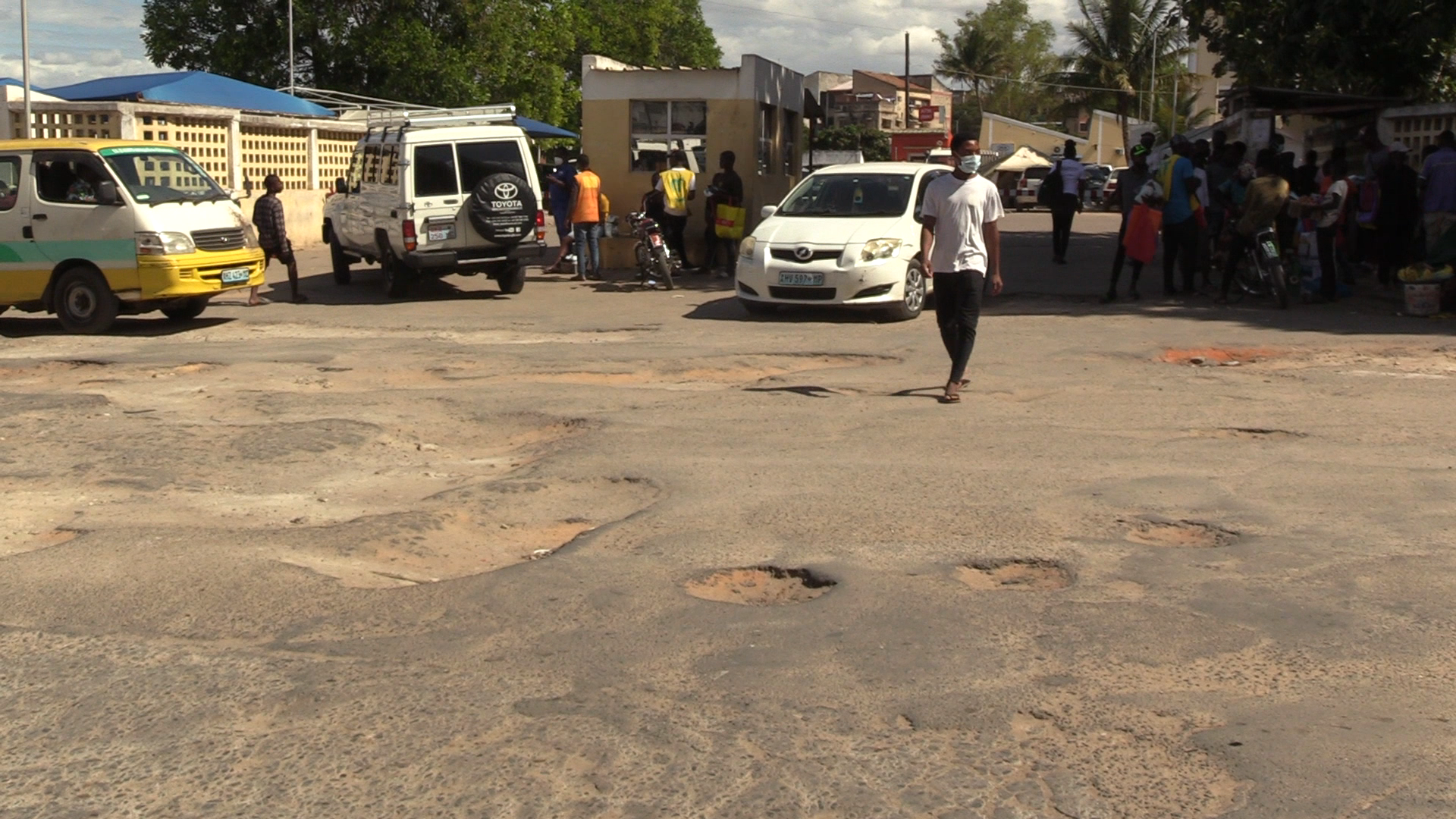 Escavações nas avenidas e ruas na cidade de Nampula aumentam a preocupação dos utentes