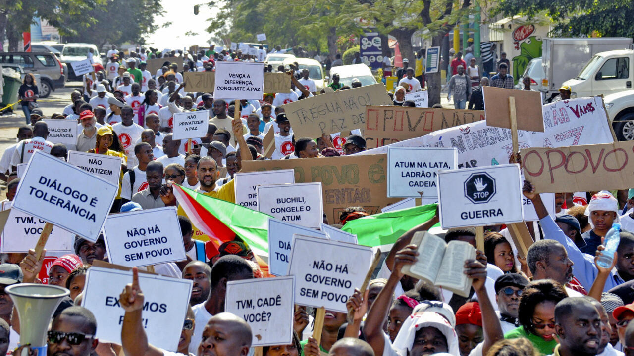 Hundreds of people march to call for peace across the country in Maputo, Mozambique, 27 August 2016. Armed conflict are a continuing threat in the country. ANTÓNIO SILVA/LUSA